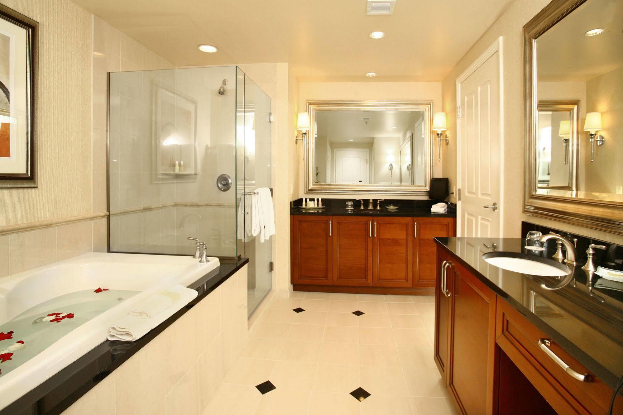 Luxury International At The Signature 4*